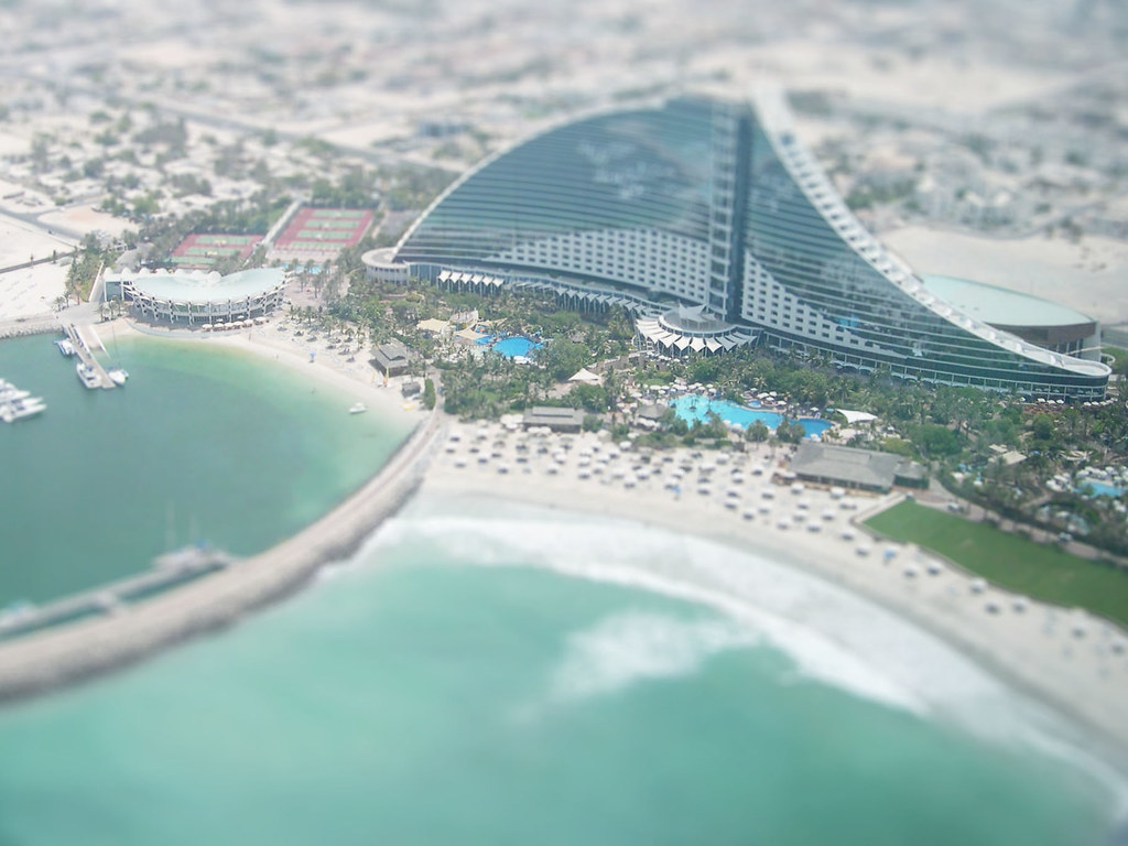Dubai'de KDV Sistemi: Kayıt Eşikleri ve Muafiyetler